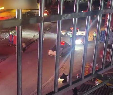 亚洲杯直播_玉林街头两警车深夜围堵轿车亚洲杯直播,警方:正常执法查酒驾