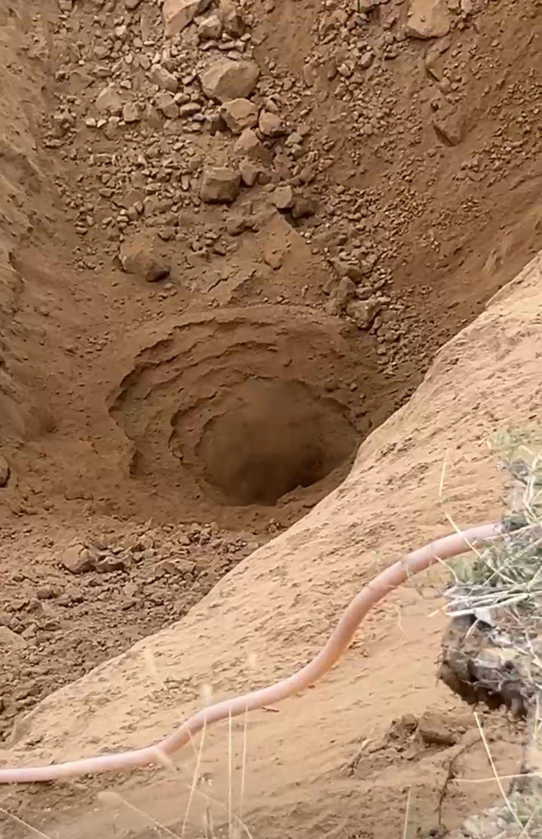 皇冠信用网登2代理_内蒙古一地塌陷形成巨大“天坑”皇冠信用网登2代理,坑底不断往外喷土,专家分析系“砂涌”,当地政府人员:具体原因正在调查