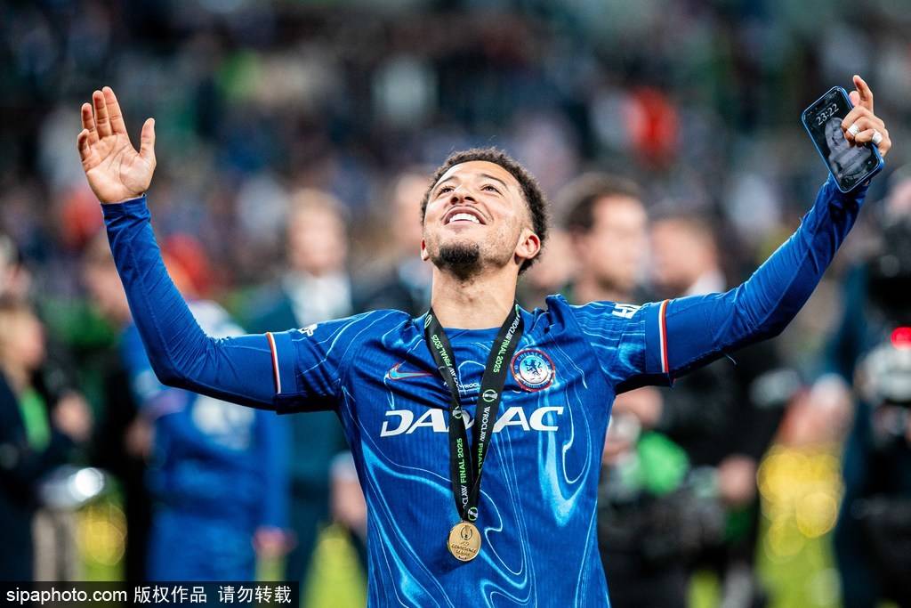 皇冠信用网会员申请网址_尬皇冠信用网会员申请网址！桑乔赛后久久拥抱安东尼 当场打电话：我不回曼联