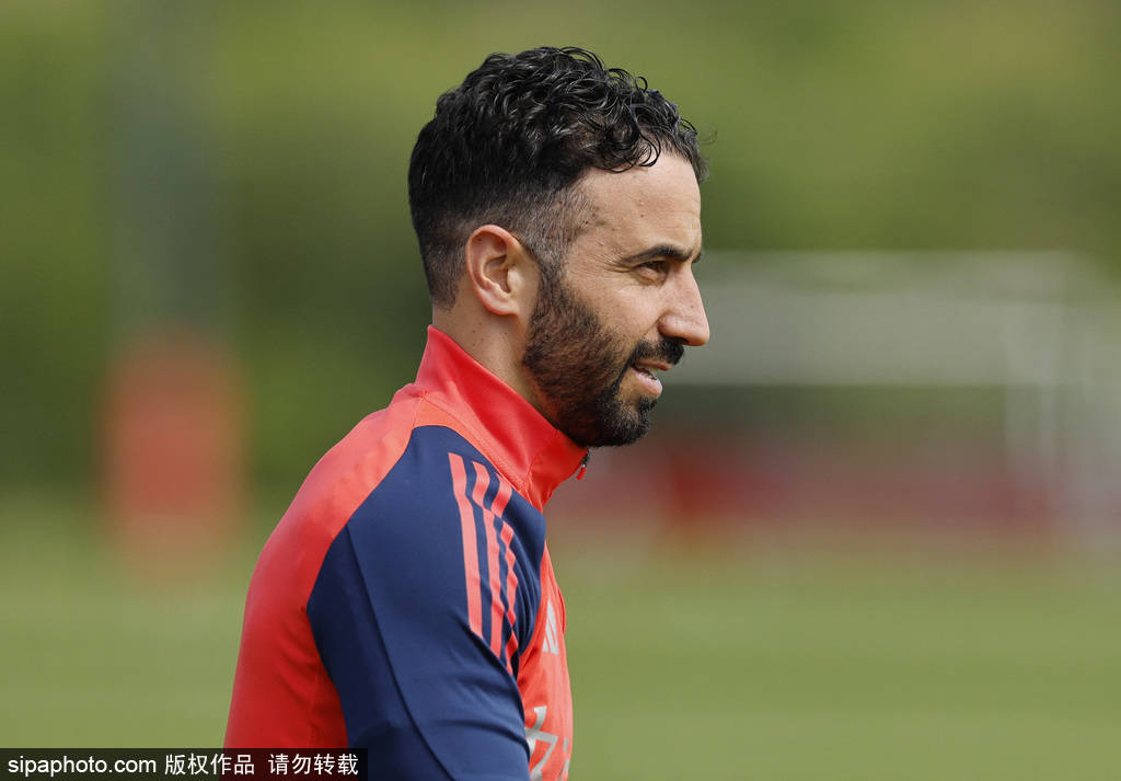 皇冠信用网APP下载_6800万镑!埃泽“豪言”震惊曼联皇冠信用网APP下载,阿莫林迎来复兴王牌?