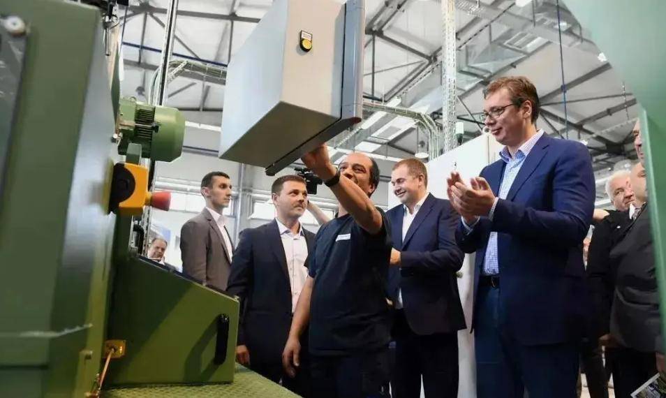 英超足球_从16亿到零英超足球,塞尔维亚全面暂停军火出口,只因被俄指背刺?武契奇陷入两难选择!