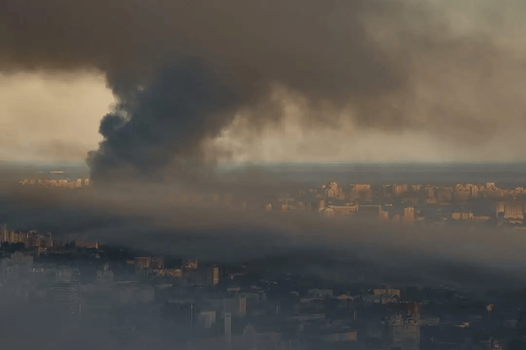 伊朗足球_终于打天然气厂了！美制爱国者全打光伊朗足球，俄军匕首高超弹炸穿储备库