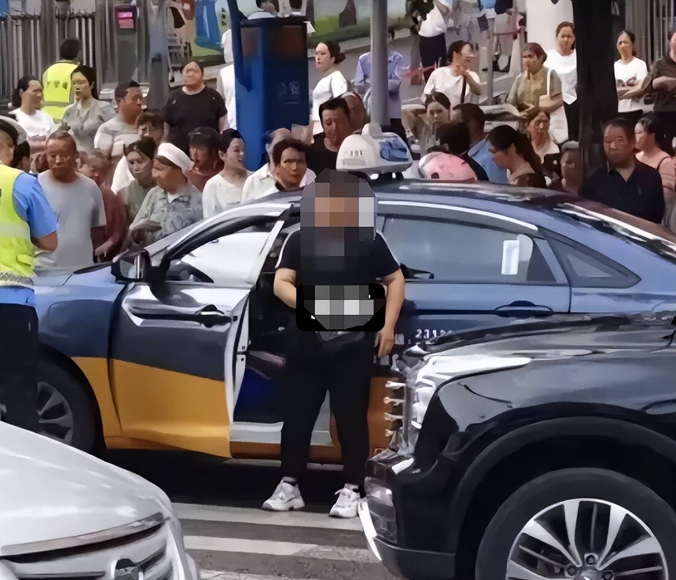 皇冠足球平台代理_警方通报“贵州8岁女童过斑马线被出租车撞倒身亡”：46岁女子被刑拘皇冠足球平台代理，不存在二次碾压