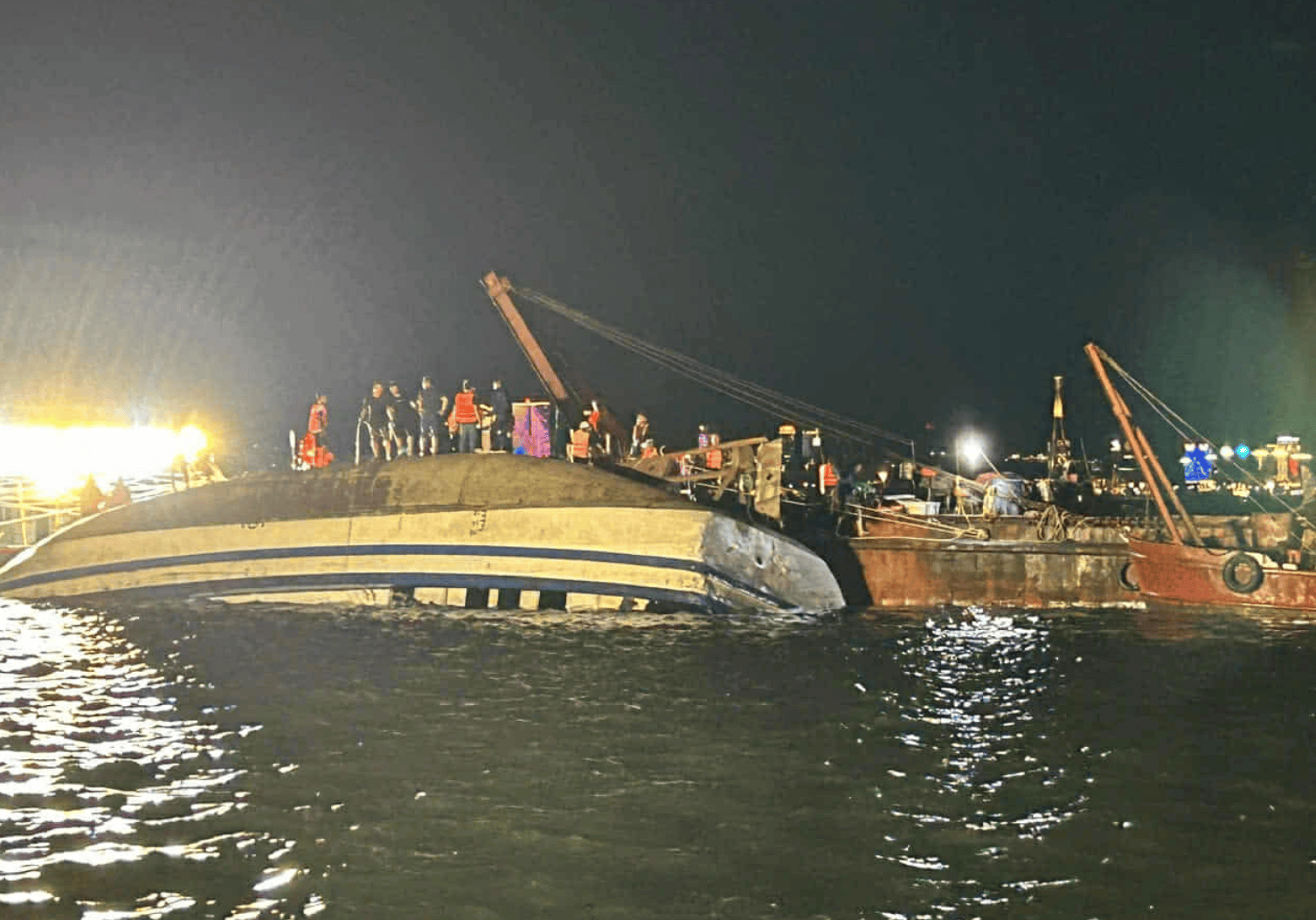 皇冠信用網押金多少_雷暴突袭！越南游船倾覆已致34死皇冠信用網押金多少，有男孩4小时后获救，山峰被雷电击中起火