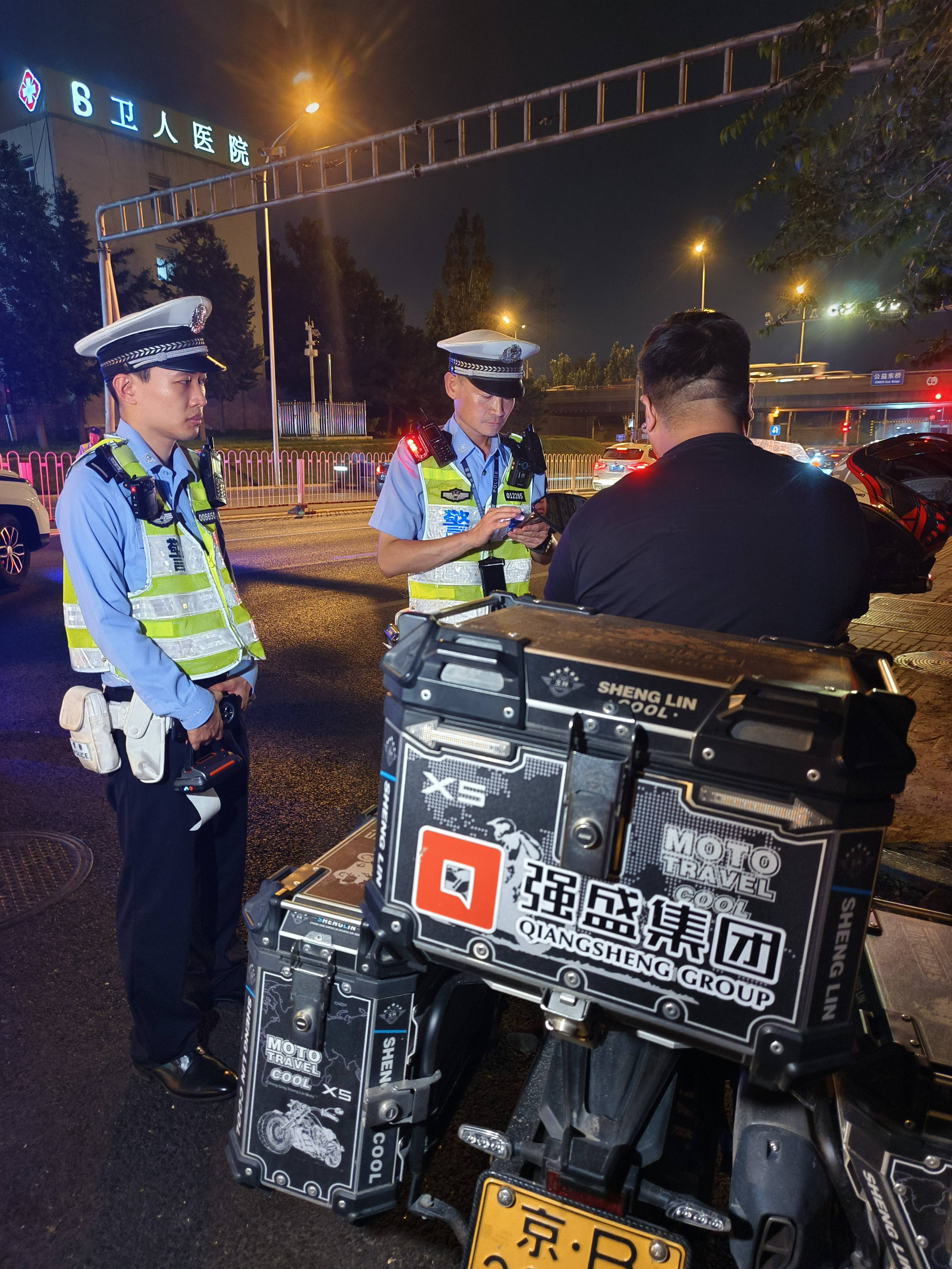 皇冠信用网登2_北京警方夜查皇冠信用网登2,京B摩托车进四环被当场拦下