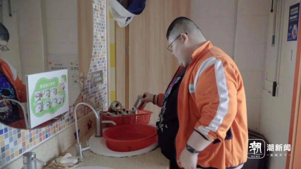 皇冠信用盘登3出租_杭州330斤男孩患罕见病：永远吃不饱皇冠信用盘登3出租！妈妈抹泪不放弃：我要陪他长大