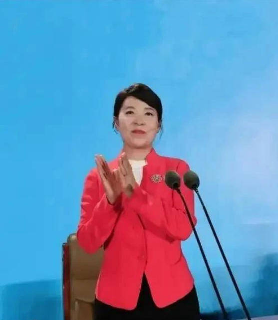 AC米兰vs克雷莫内塞_“换装主席”王莉霞的堕落：从光鲜人设到腐败深渊