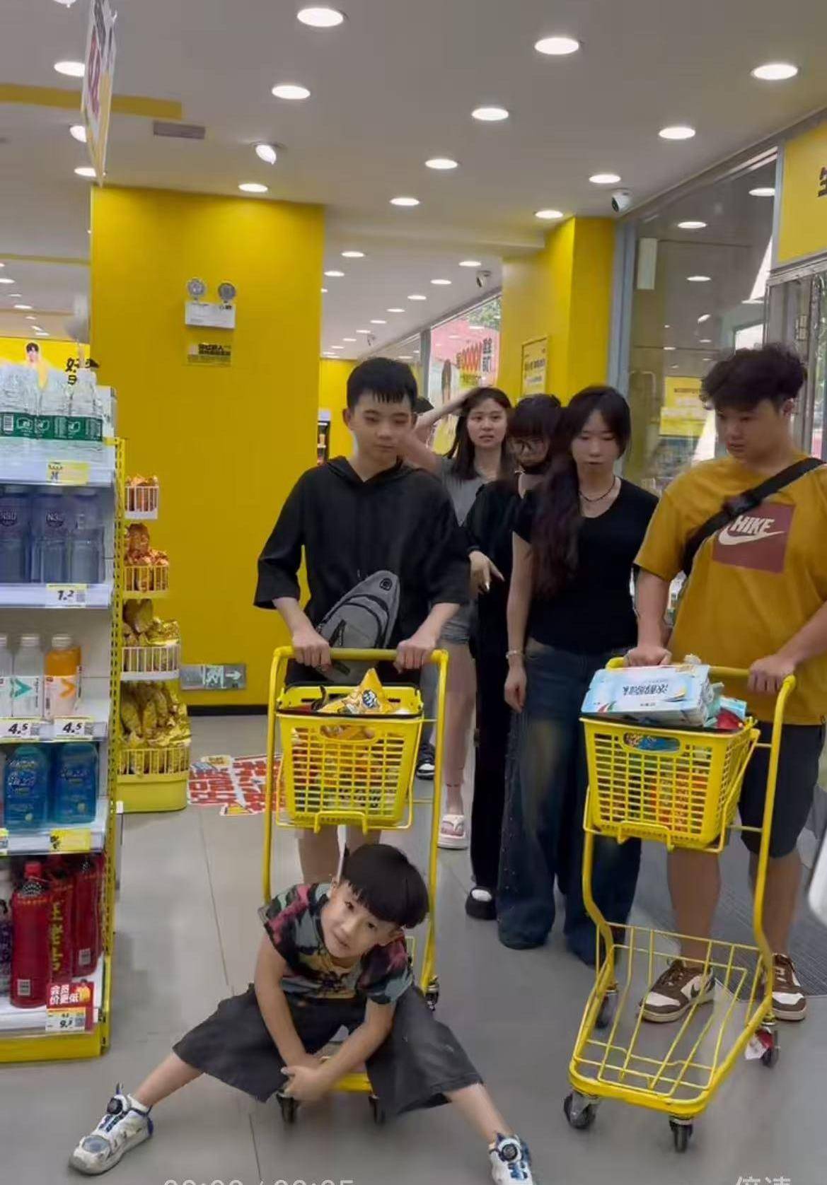 赫罗纳vs塞维利亚_16个外甥一顿吃200个水饺赫罗纳vs塞维利亚,挑扁担买菜的重庆“宇宙舅舅”:孩子们开学离开,心里空落落的