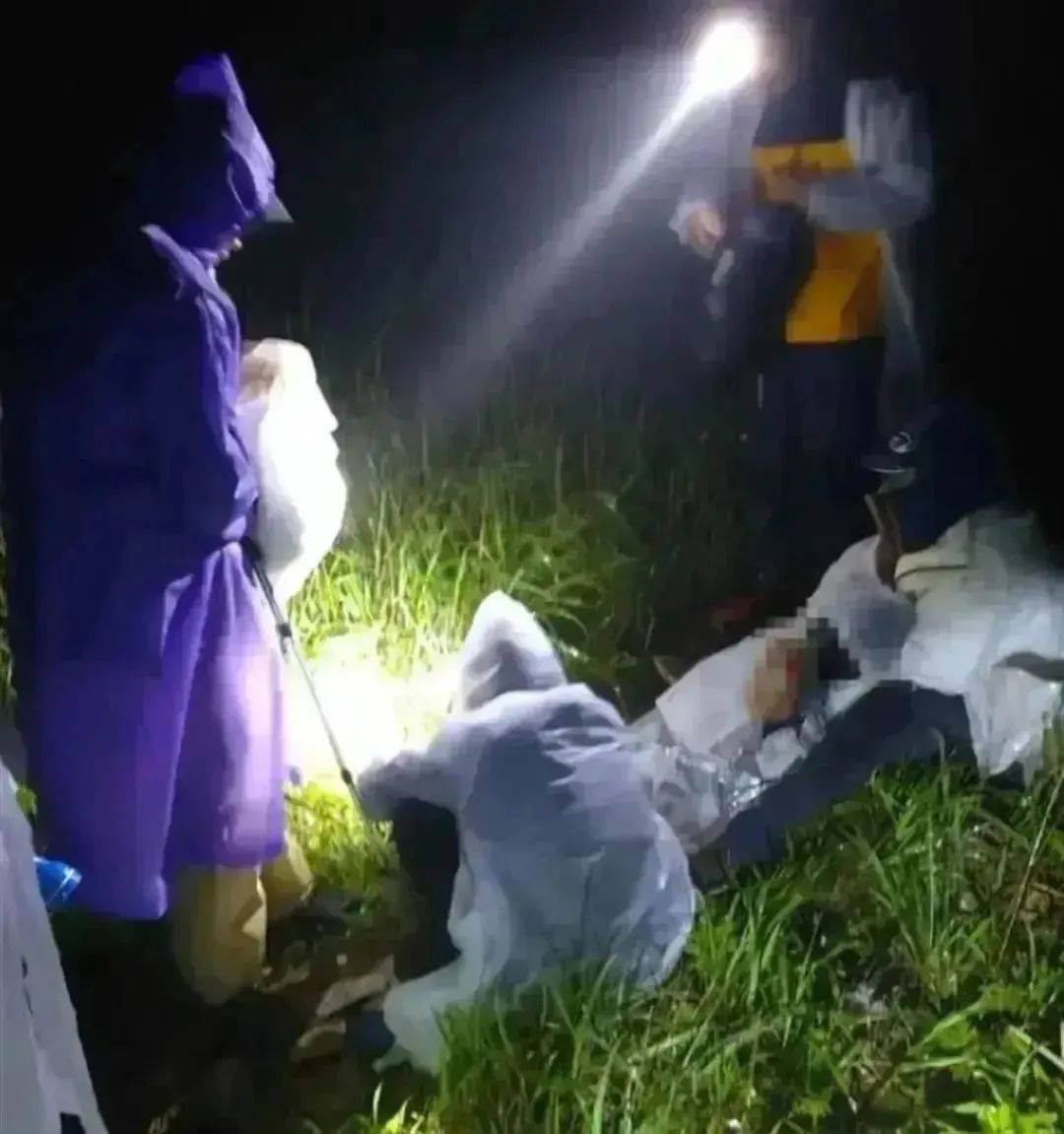 皇冠信用網代理出租_93岁老人进山失联皇冠信用網代理出租，两天后发现他倒挂在树杈上苦撑……