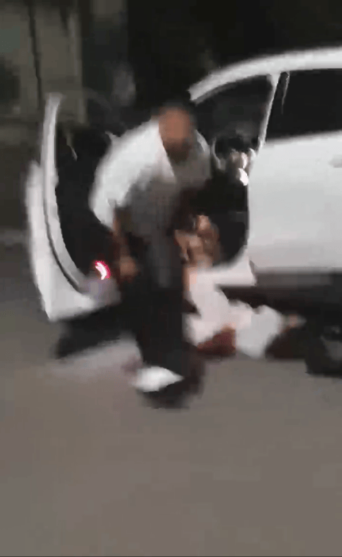 皇冠信用网正网_一男子凌晨听到两声呼救皇冠信用网正网，循声发现一女子在奔驰车外被白衣男勒昏！受害者：是受朋友之托借钱给白衣男，凌晨被骗至偏僻处遭非礼！