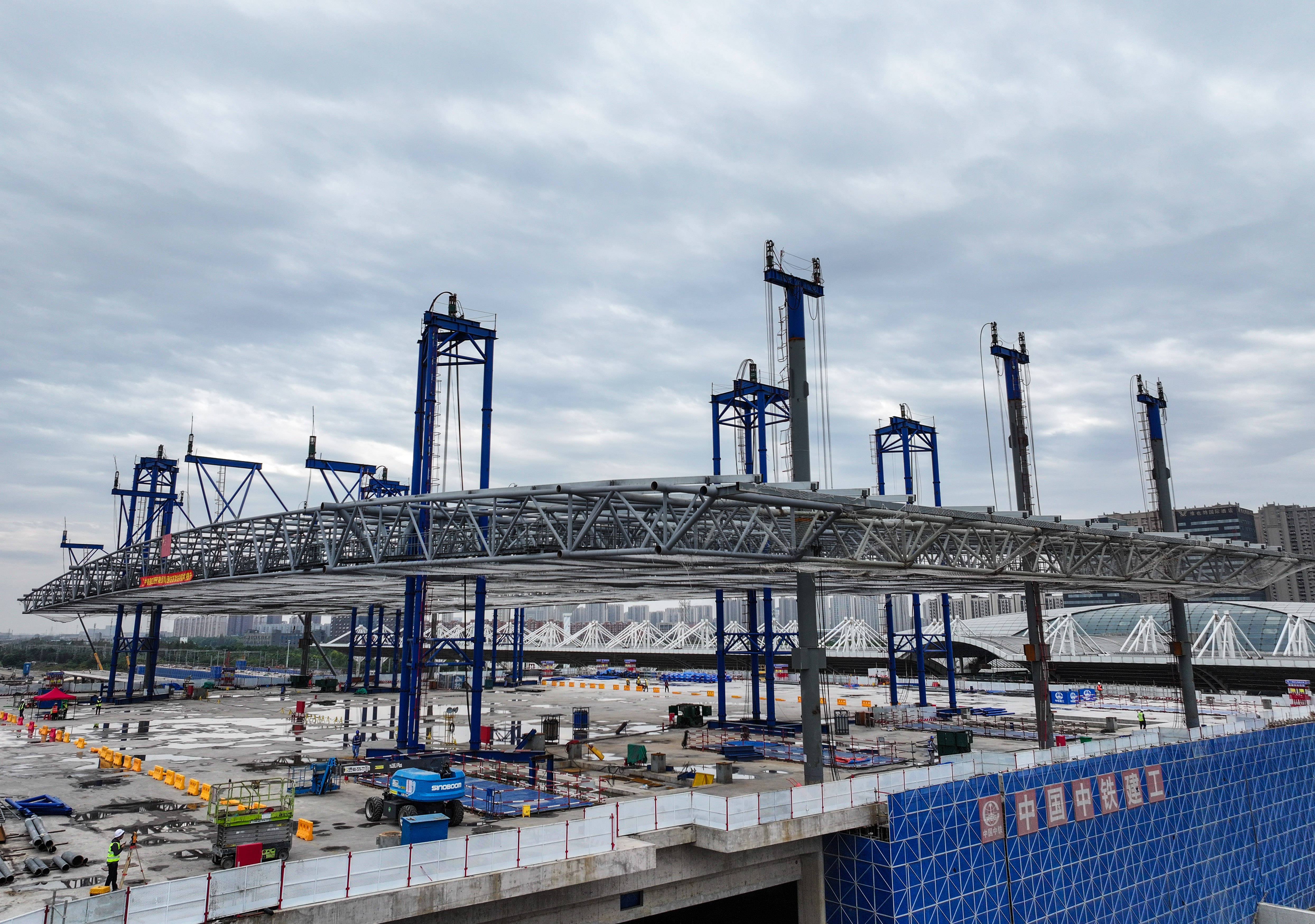 皇冠皇冠信用平台_新建上海至南京至合肥高铁南通站高架站房钢结构顺利提升