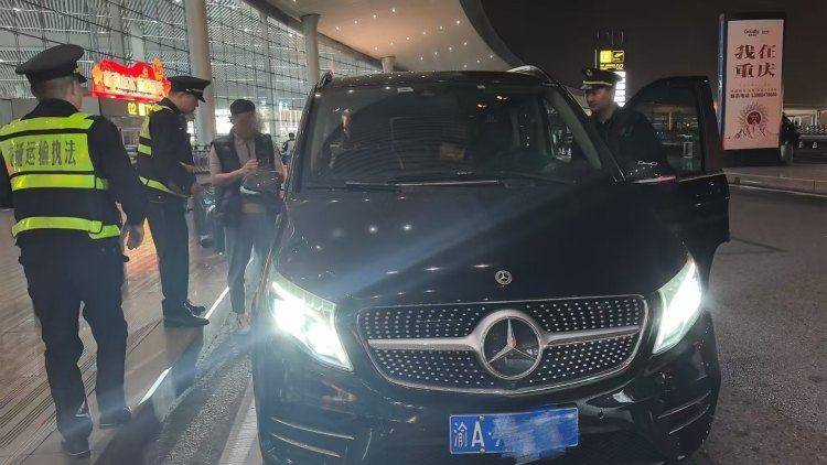 皇冠信用盘登3代理注册_4分钟精准拦截皇冠信用盘登3代理注册！男子用豪华商务车从事非法营运落网