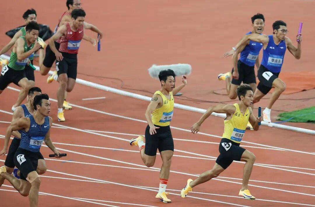 如何申请皇冠信用網会员_“夺冠能偷偷亲你一下不？”十五运会上如何申请皇冠信用網会员，这对田径CP的赛场之吻甜上热搜！