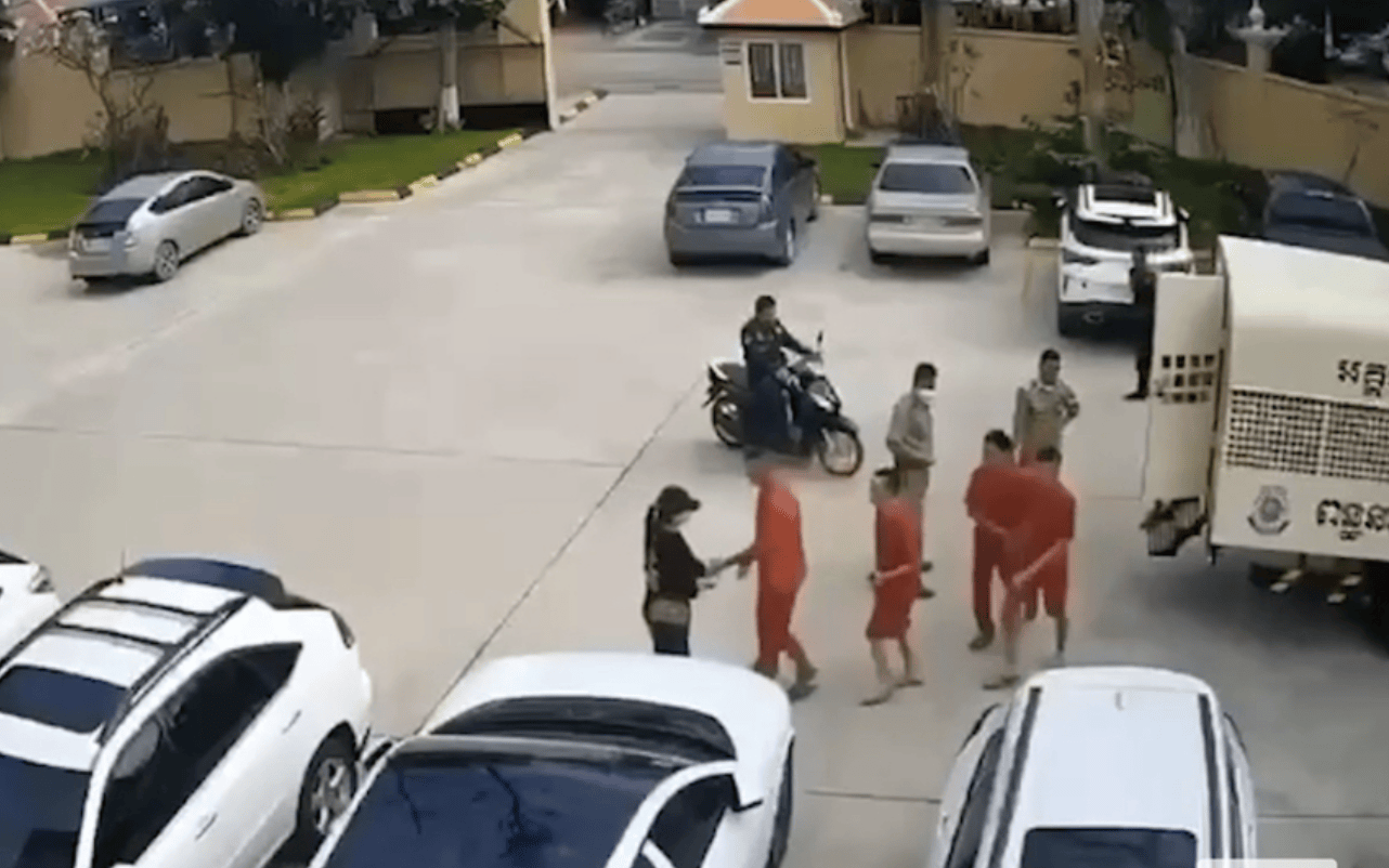 皇冠信用網代理注册_柬埔寨持枪劫囚案仍有一人在逃皇冠信用網代理注册，“大嫂”等被控杀人罪等多项重罪