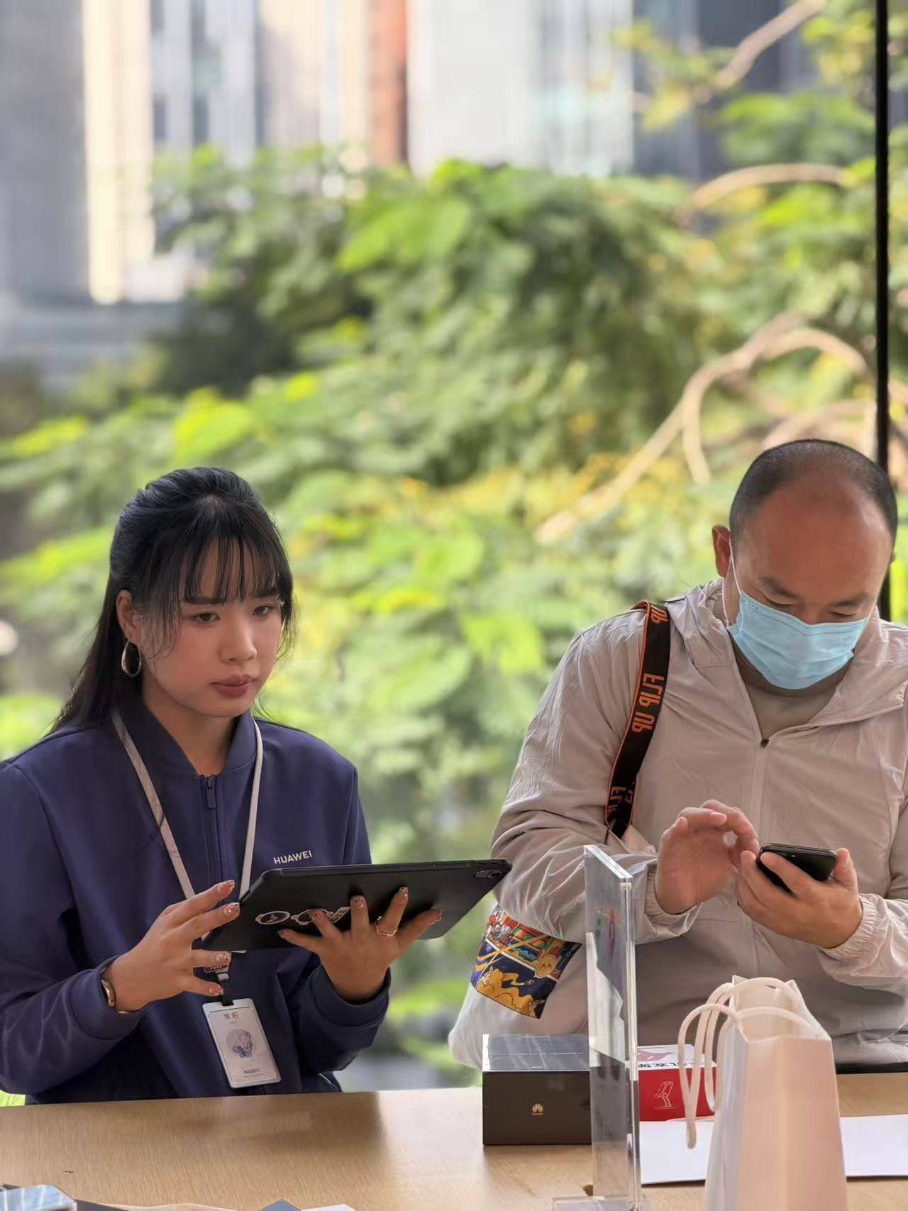 皇冠信用盘登_直击华为Mate 80系列开售首日：排队热皇冠信用盘登，Pro Max版本最受欢迎