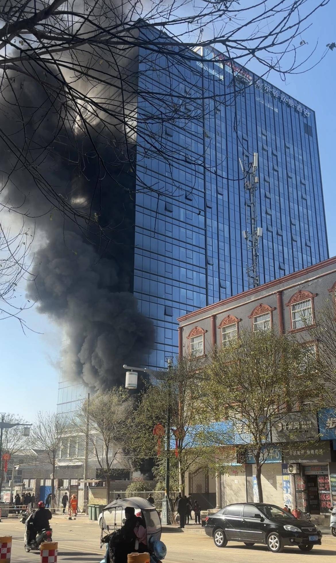 皇冠信用網代理流程_陕西岐山一待开业希尔顿欢朋酒店附近冒黑烟皇冠信用網代理流程，有人误传酒店起火，当地：旁边院内建筑材料起火，无人受伤