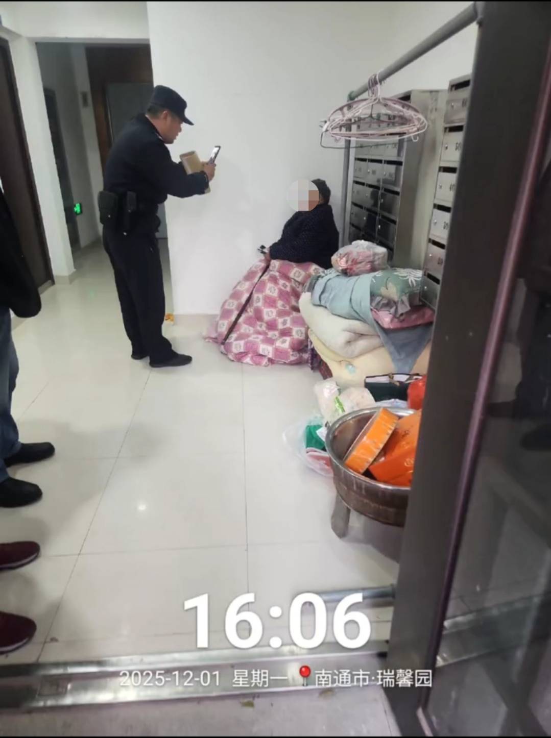 克里夫兰骑士 vs 波特兰开拓者_江苏南通94岁老人被发现在楼道打地铺克里夫兰骑士 vs 波特兰开拓者，社区：子女轮流赡养，可能送来时人不在家