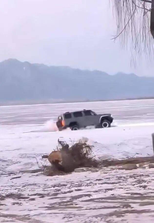 皇冠信用出租足球
_河北一越野车在水库冰面练漂移皇冠信用出租足球
,冰层突然破裂,车轮落水被冻6小时,找来吊车深夜将车吊出