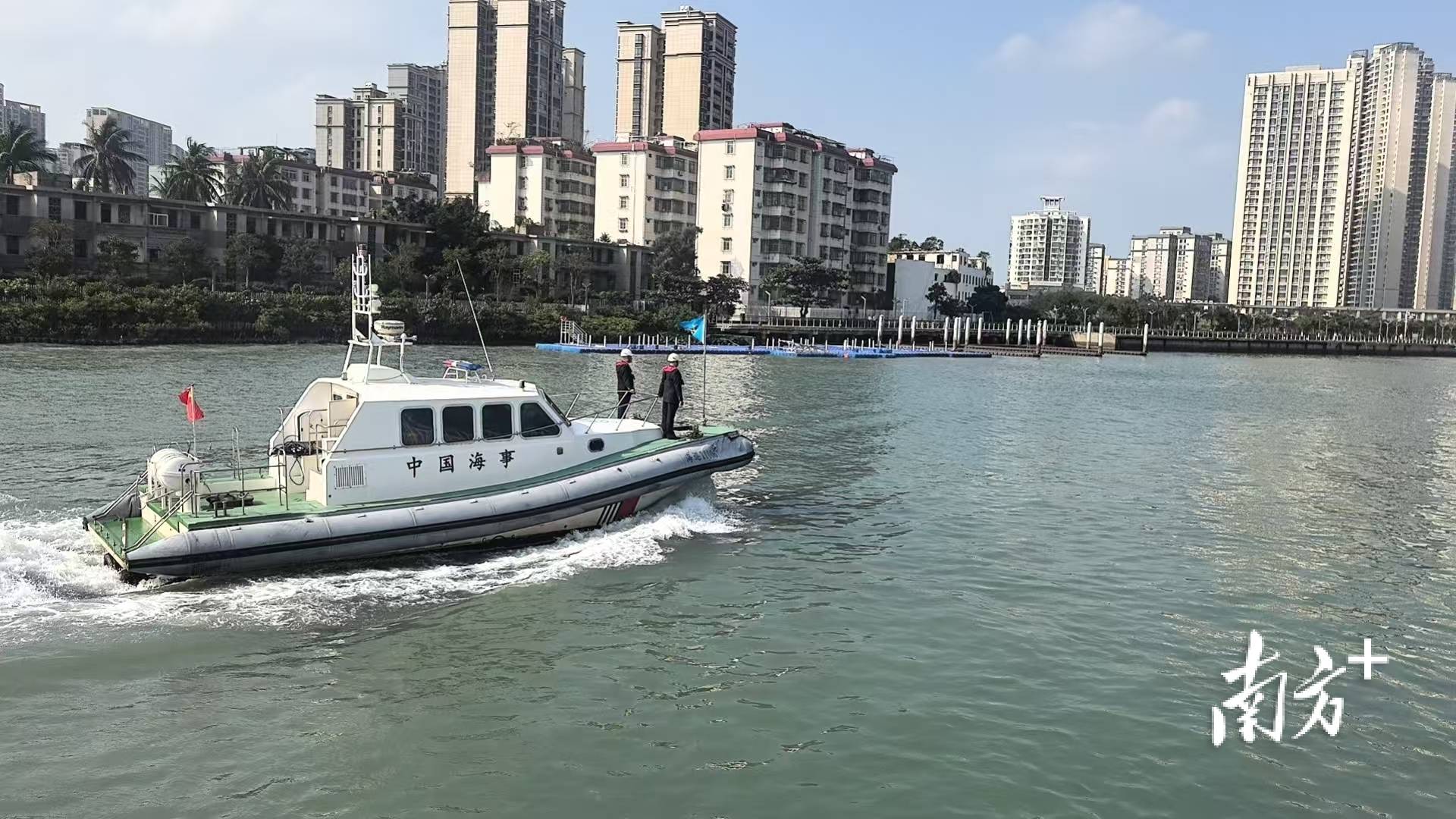 出租彩票网站_琼粤13部门联动出击出租彩票网站，封关首日驱离8艘违规渔船！