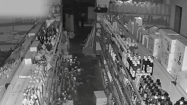 皇冠信用网怎么申请_青岛某超市凌晨突然出现神秘黑影皇冠信用网怎么申请,披着烂麻袋低着头,当他终于转过脸来,警察都气笑了