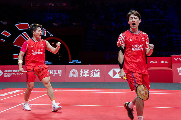 皇冠信用网如何开户_国羽闯入总决赛四项决赛皇冠信用网如何开户,最保险的女双却出意外,“圣坛”组合泪别2025年