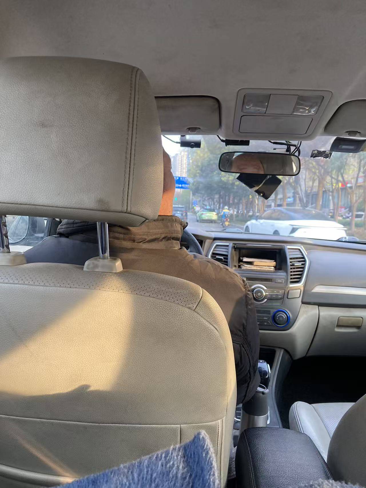 皇冠信用网在线注册_西安一的哥只用英文和乘客交流皇冠信用网在线注册,乘客:他锻炼口语想出国旅行,网友:有梦想谁都了不起