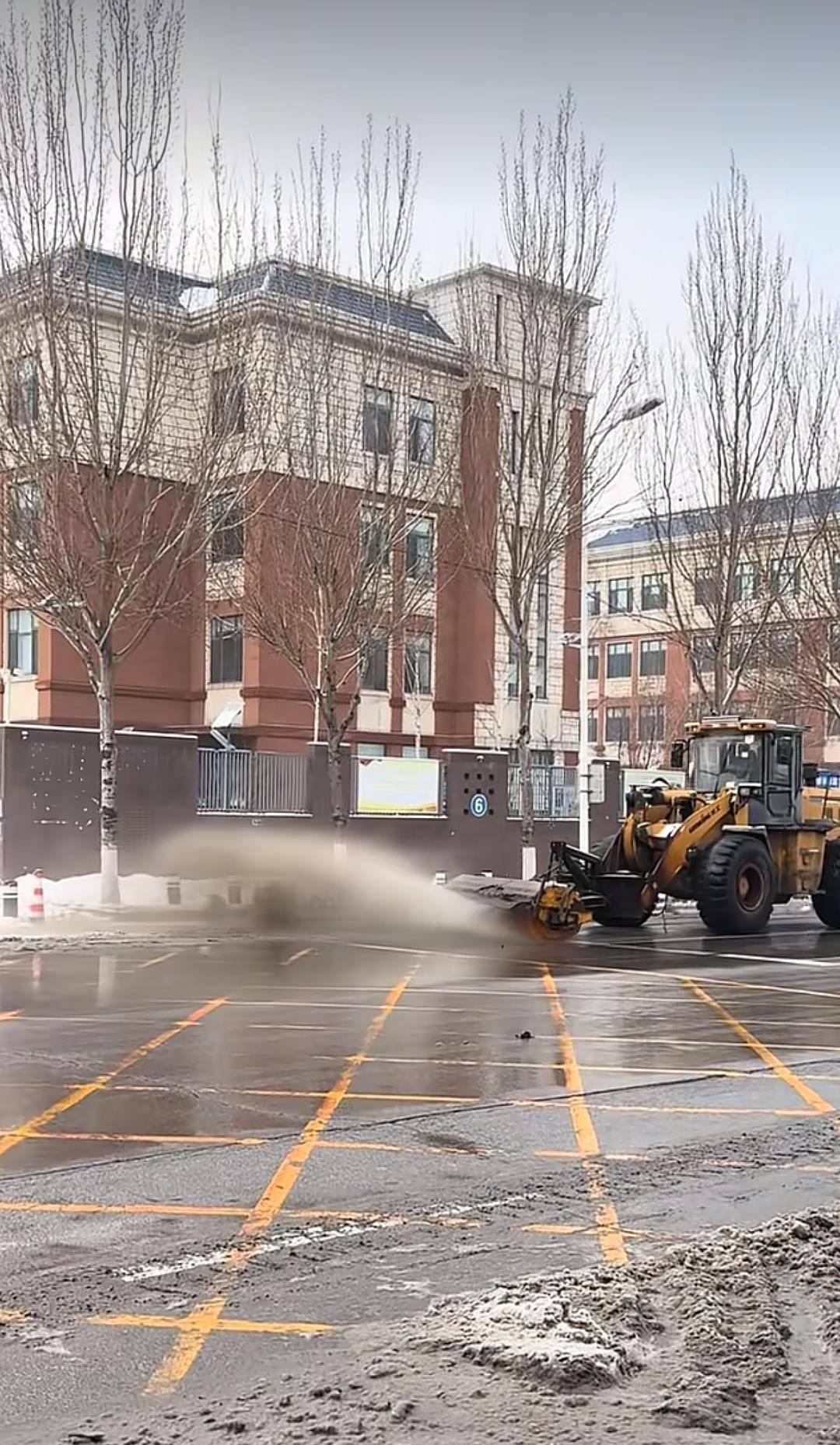 怎么开皇冠信用平台_网友吐槽沈阳扫雪车弄脏路旁私家车怎么开皇冠信用平台,当地回应:难免出现该情况,表示歉意