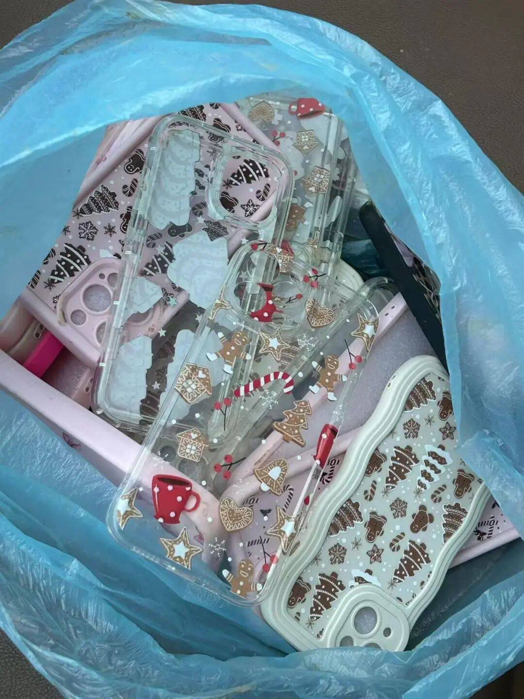 皇冠信用最新地址_商丘一空地现成堆被丢弃的全新手机壳皇冠信用最新地址,多人驱车前往“捡漏”,有人一次捡了50个