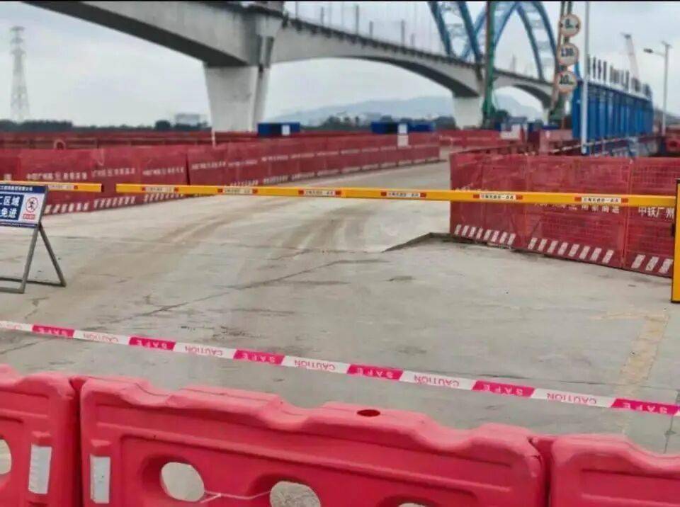 信用网怎么开户_汽车误入施工栈桥坠河一家5口遇难信用网怎么开户，死者老家村民发声：车主非常能吃苦，前几年才在广州买房