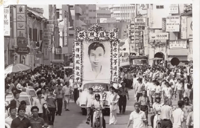 皇冠信用网登2_马来西亚华人被排挤但中文流利皇冠信用网登2,新加坡华人为何却主动抛弃中文?