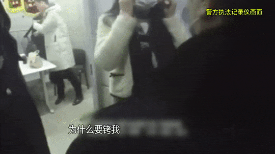 皇冠信用网登2代理申_上海地铁一男子被打10个耳光不还手皇冠信用网登2代理申!“被打还手即互殴”成历史