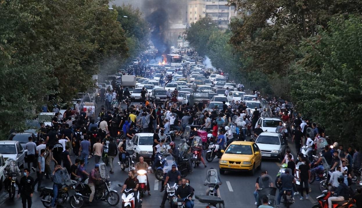 皇冠信用网代理出租_伊朗内部乱了!美国以色列公开支持伊朗人上街皇冠信用网代理出租,哈梅内伊被催下台,巴列维想回归