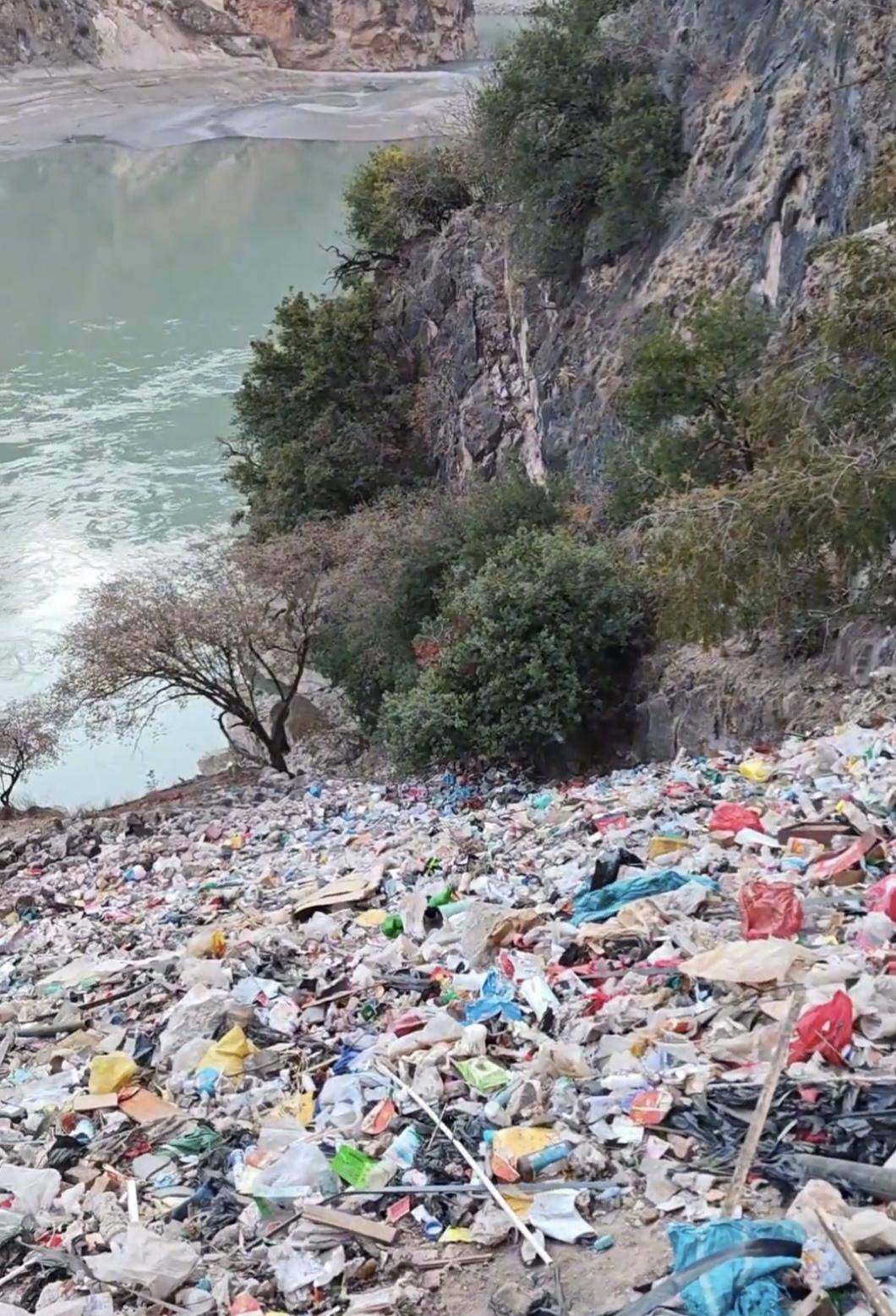 皇冠足球平台在哪里注册_网友曝木里金沙江边被倾倒大量垃圾 官方回应：已全部清理完毕皇冠足球平台在哪里注册，主要为生活垃圾