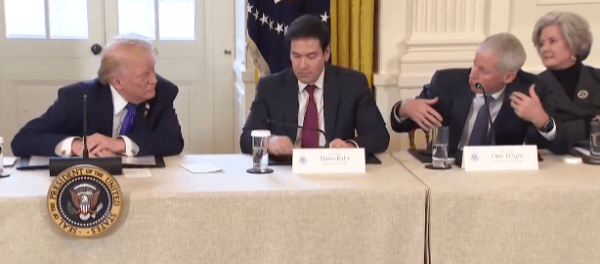 皇冠信用网_特朗普直接把纸条内容念出来了皇冠信用网，鲁比奥快“碎”了…