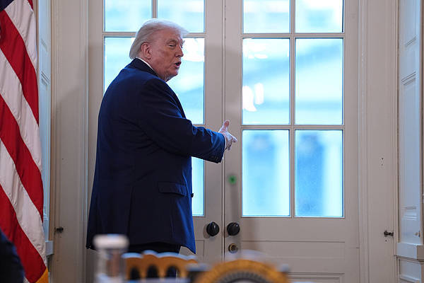 皇冠信用网_特朗普直接把纸条内容念出来了皇冠信用网，鲁比奥快“碎”了…