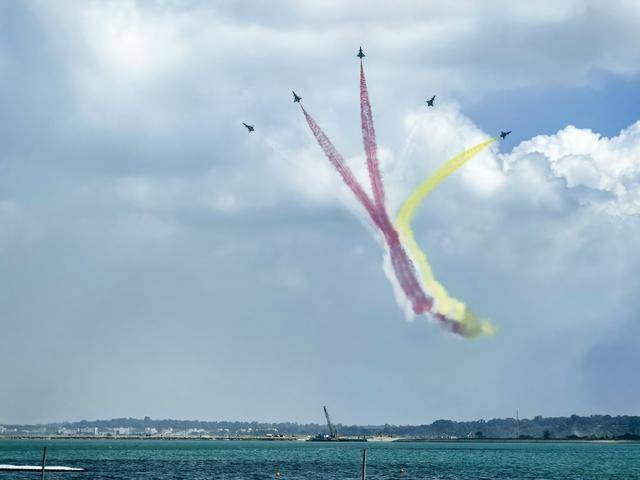 皇冠信用网登3代理_中国空军八一飞行表演队进行检验性飞行